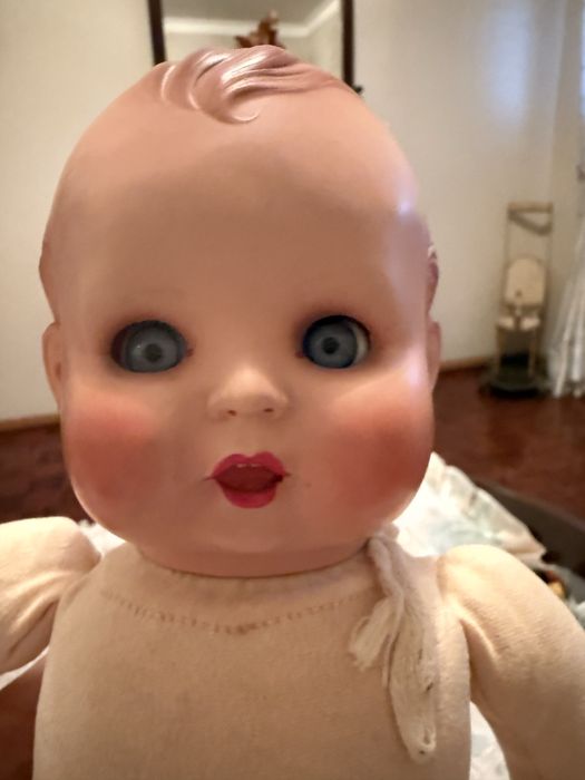 Boneca bebé antiga com olhos “flirty” – anos 1940/50