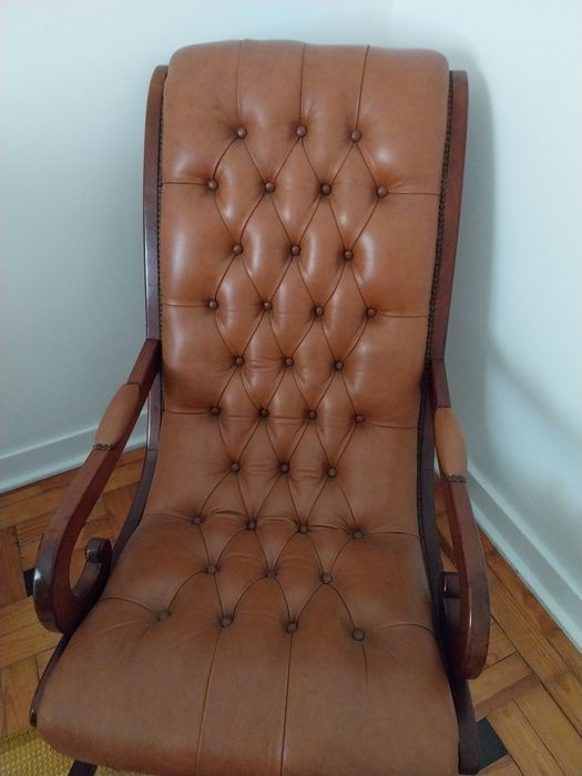 Cadeira de baloiço com banco de apoio de pés