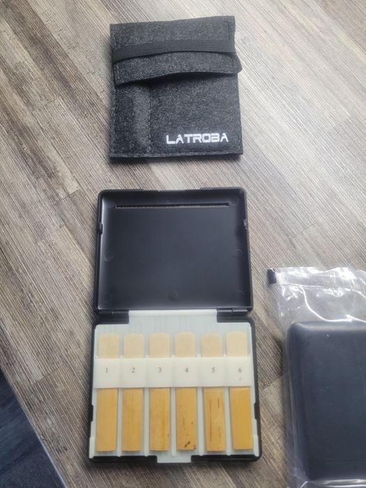 Кейс та скло для кларнетових та саксофонових тростин