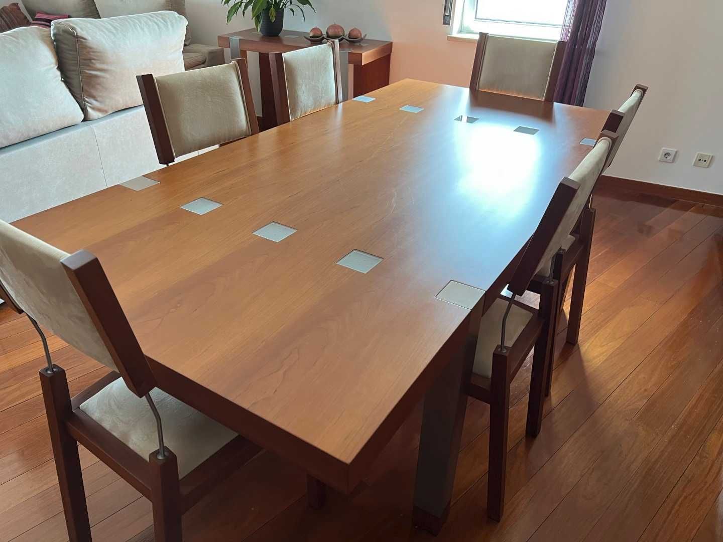 Mesa e cadeiras em madeira de cerejeira