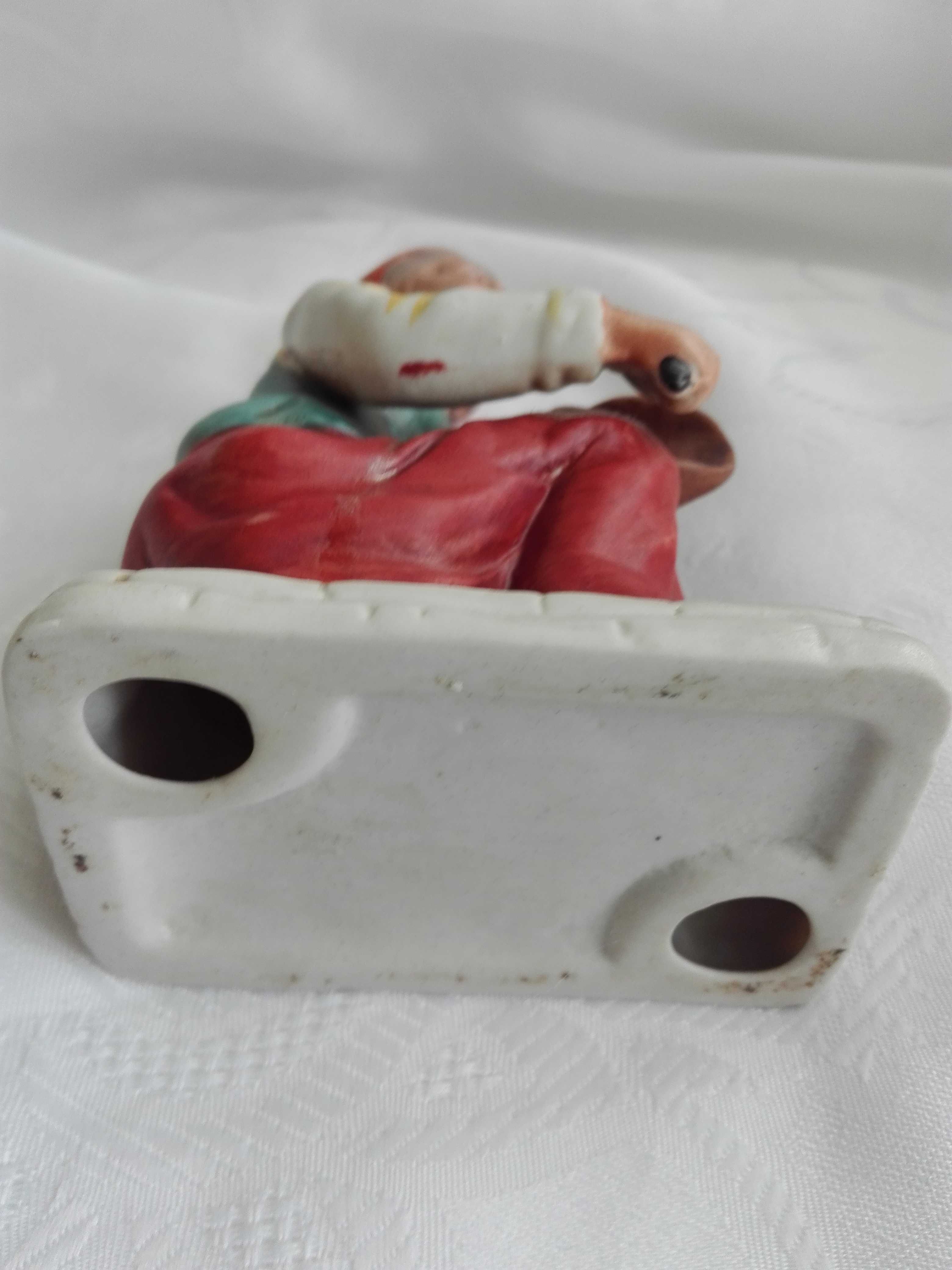 Figurka z porcelany biskwitowej starej kobiety