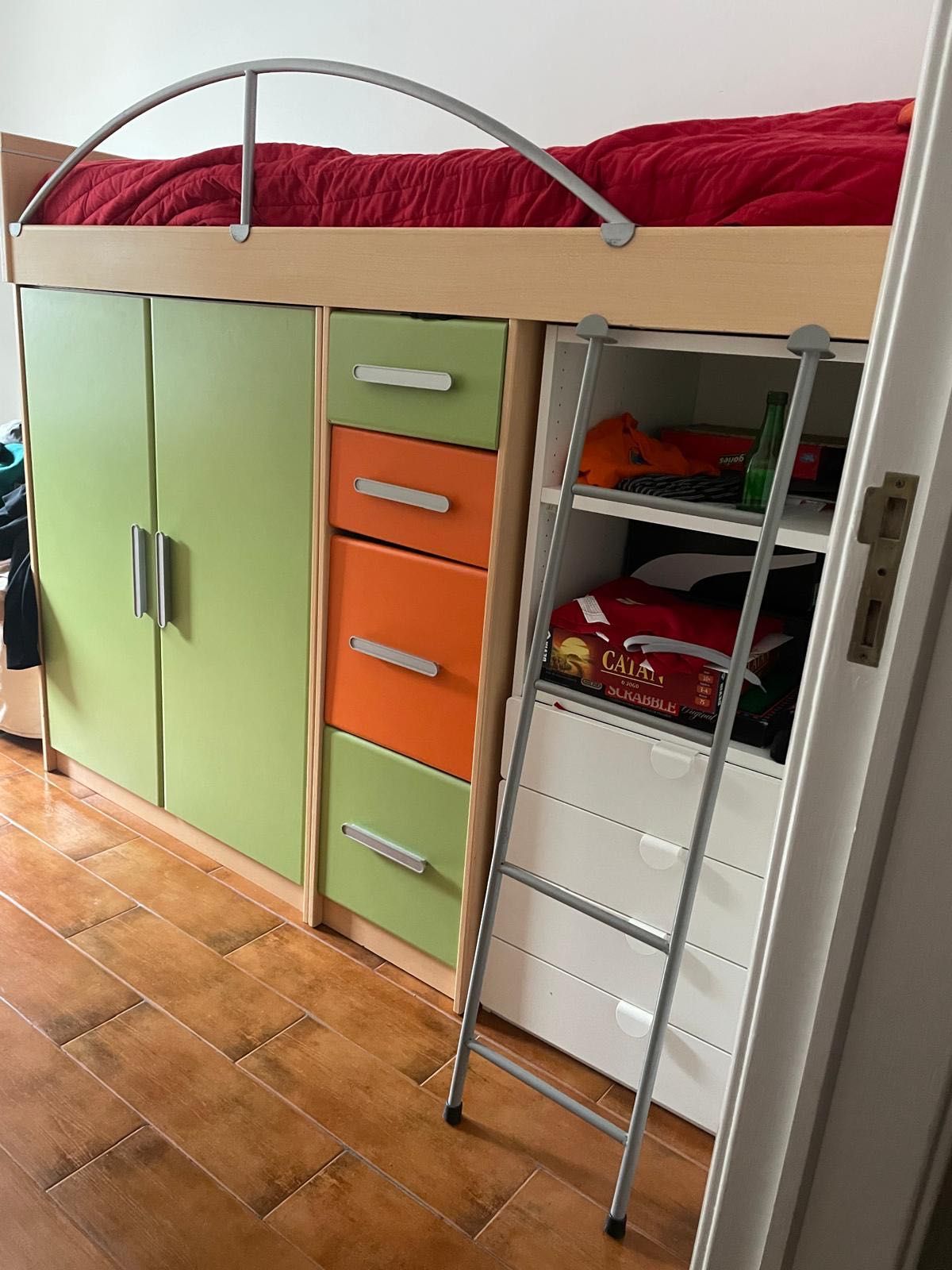 Cama com armário e gavetas de arrumação em bom estado.