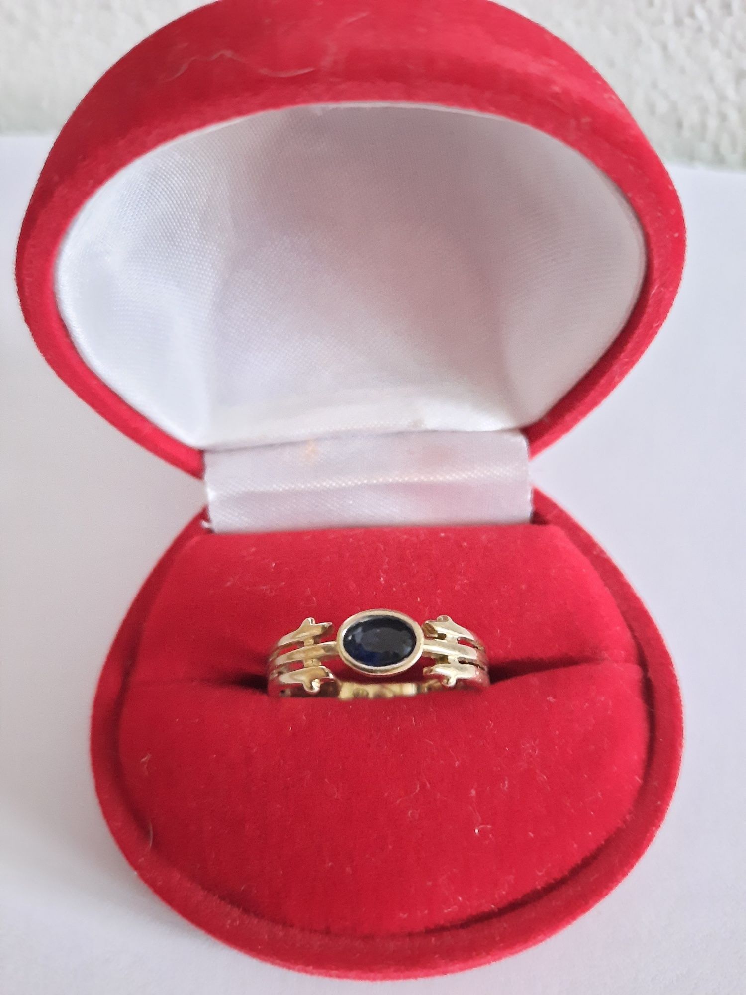 Śliczny Złoty pierścionek z granatowym oczkiem, pr. 333