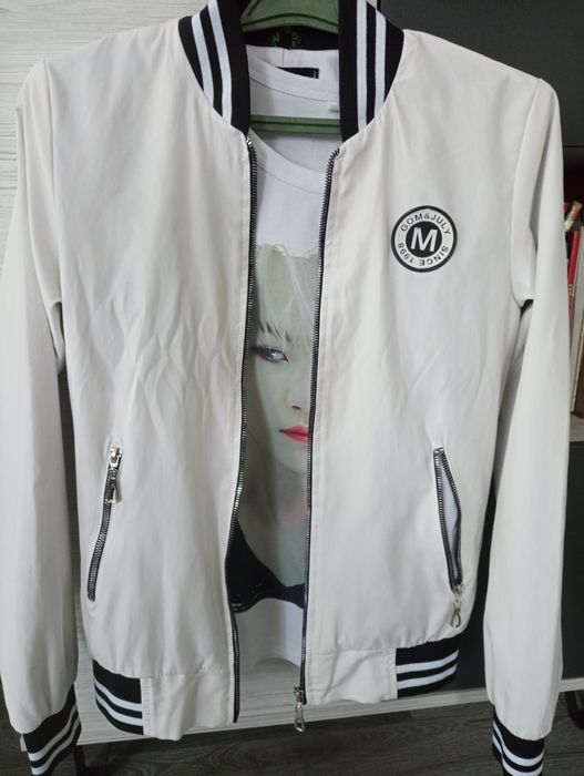 Бомбер білий 164 р. Стан відмінний