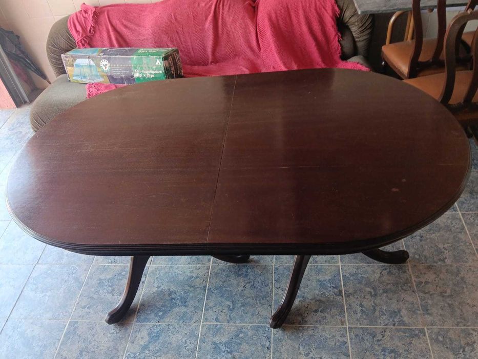 Mesa de madeira maciça estendível com 6 cadeiras