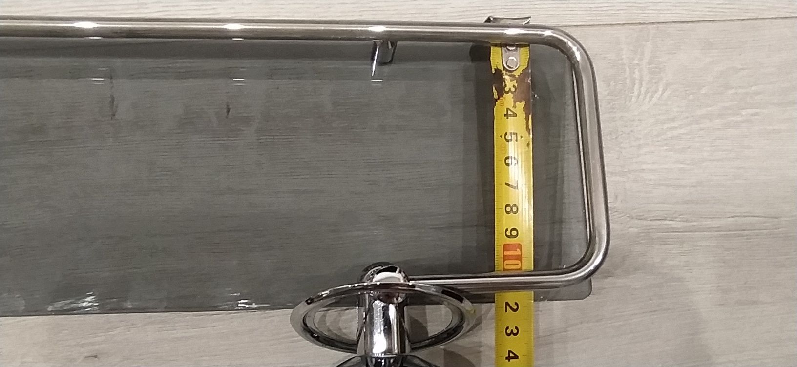 Скляна полиця у ванну кімнату