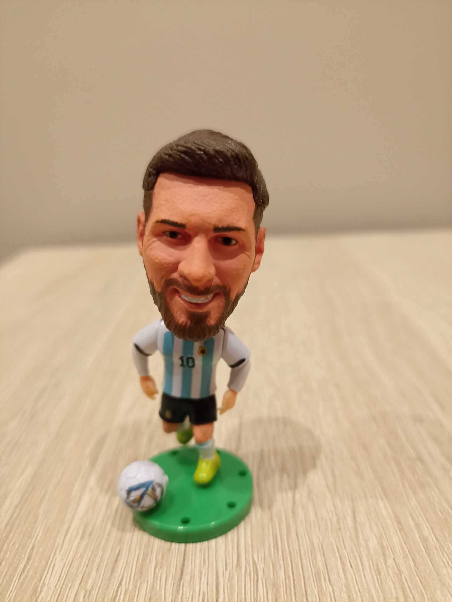 Figurka piłkarz Leo Messi z piłką Argentyna 10