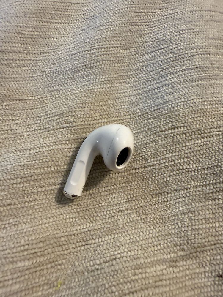 Продам один правий навушник airpods 3 a2564