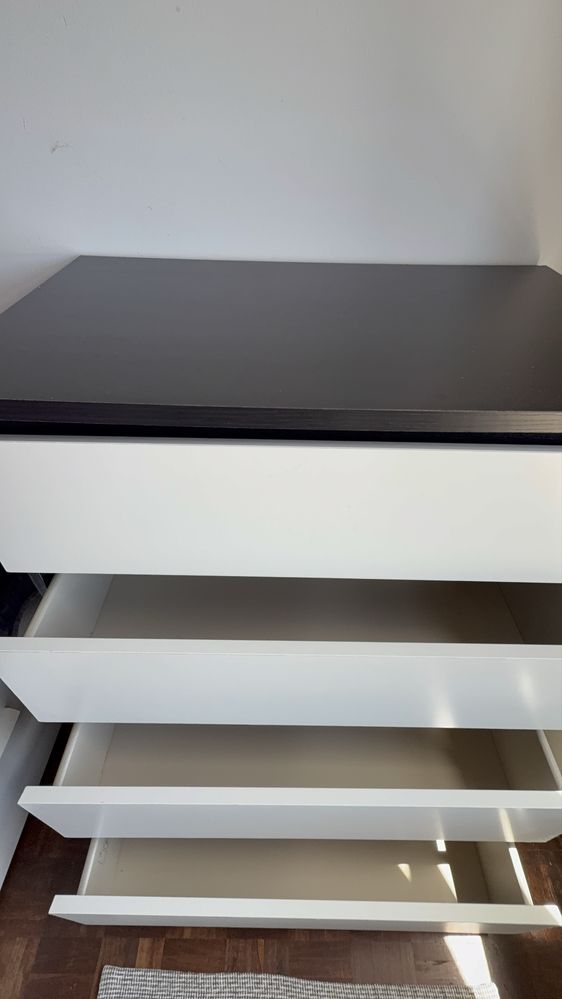 Cómoda em preto e branco 4 gavetas em bom estado