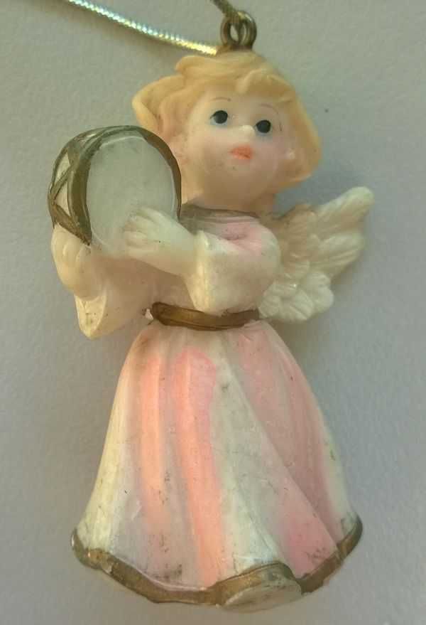 Figurki Figurka Aniołek z tamburynem do zawieszenia na choinkę 6cm