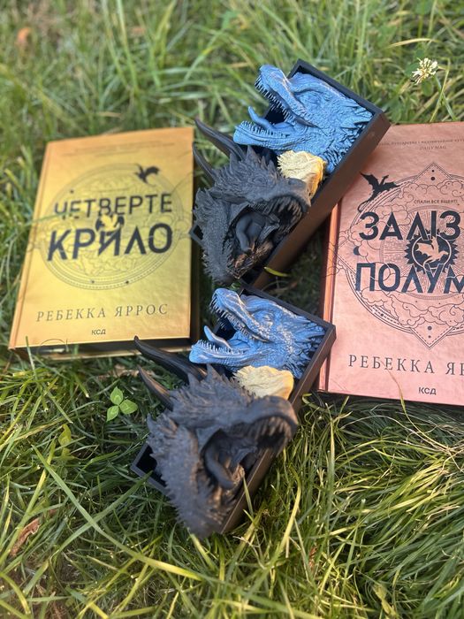 Підпора для книг «Четверте крило»