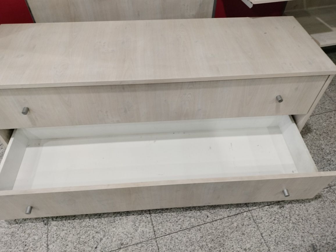 Móvel com gavetas funcional ou decorativo.