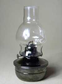 Metalowa lampa naftowa