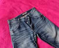 MUSTANG Michigan Straight, męskie jeansy, kosztowały 359 zł.