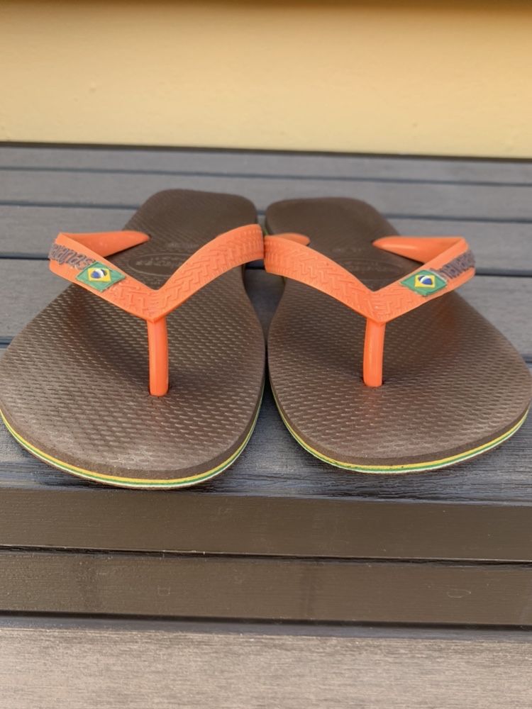 Dois chinelos Havaianas usados, ambos tamanho 39-40.