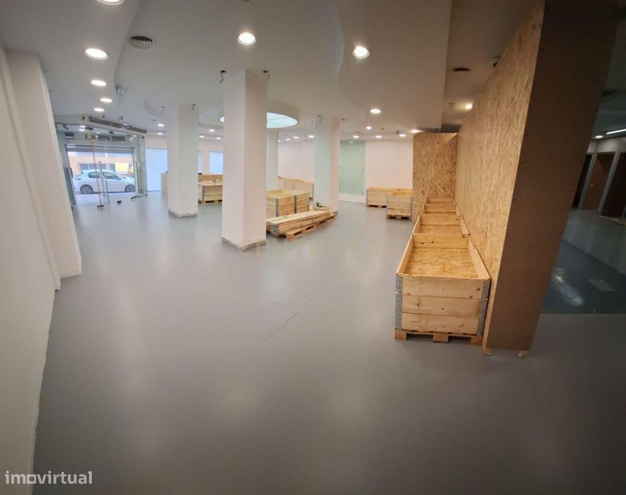 Loja Para Arrendamento No Coração De Portimão