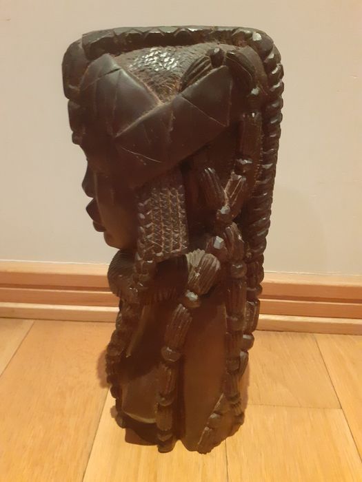 Estatueta em madeira maciça - Artesanato Angolano