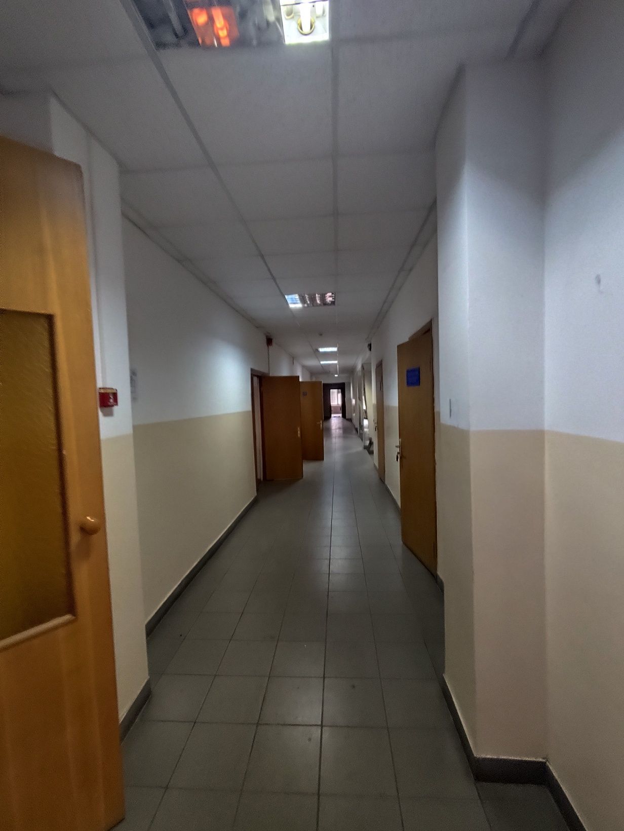 Продам адмвнбуділю в центрі м. Черкаси 2235м2, 320 дол м2.