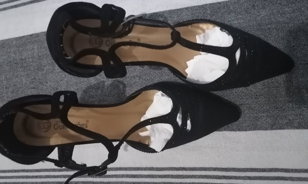 Lindos sapatos em camurça preta