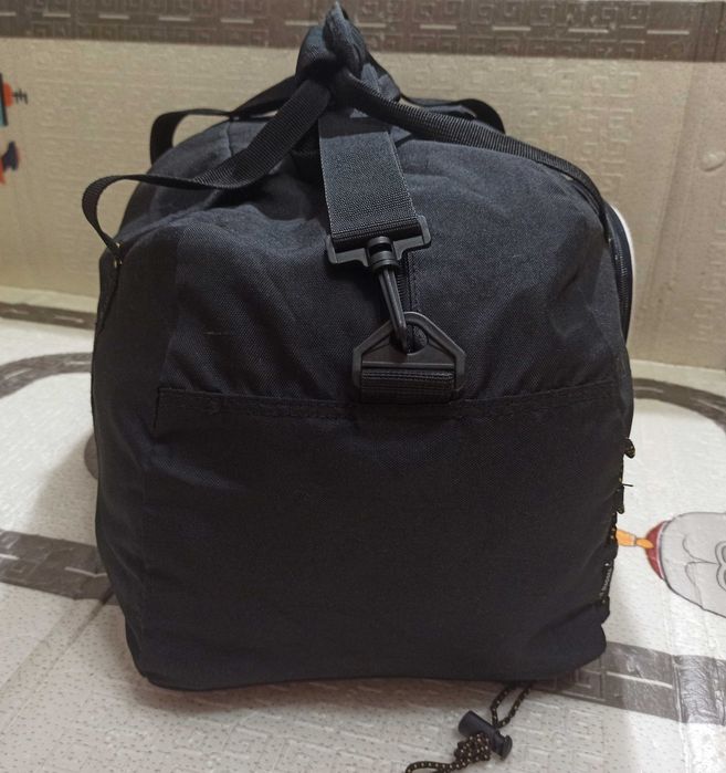 Сумка дорожня спортивна чорна Diadora з плечовим ременем 55х25х30