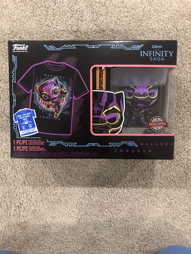 Funko Pop & Tee Black Panther Blacklight