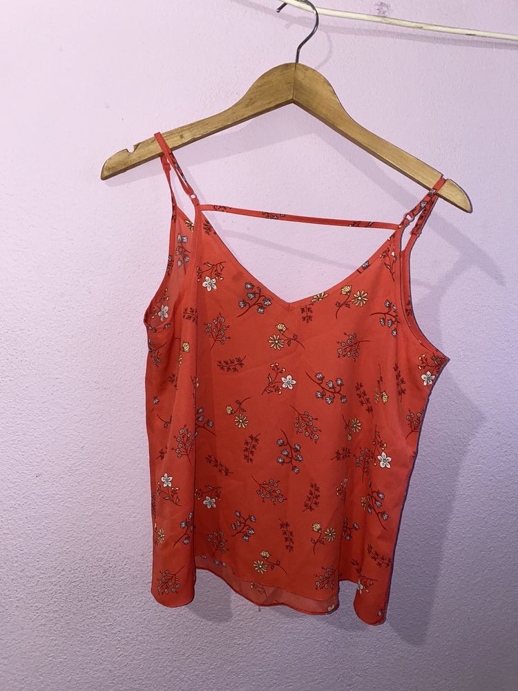 Top vermelho e camisola preta