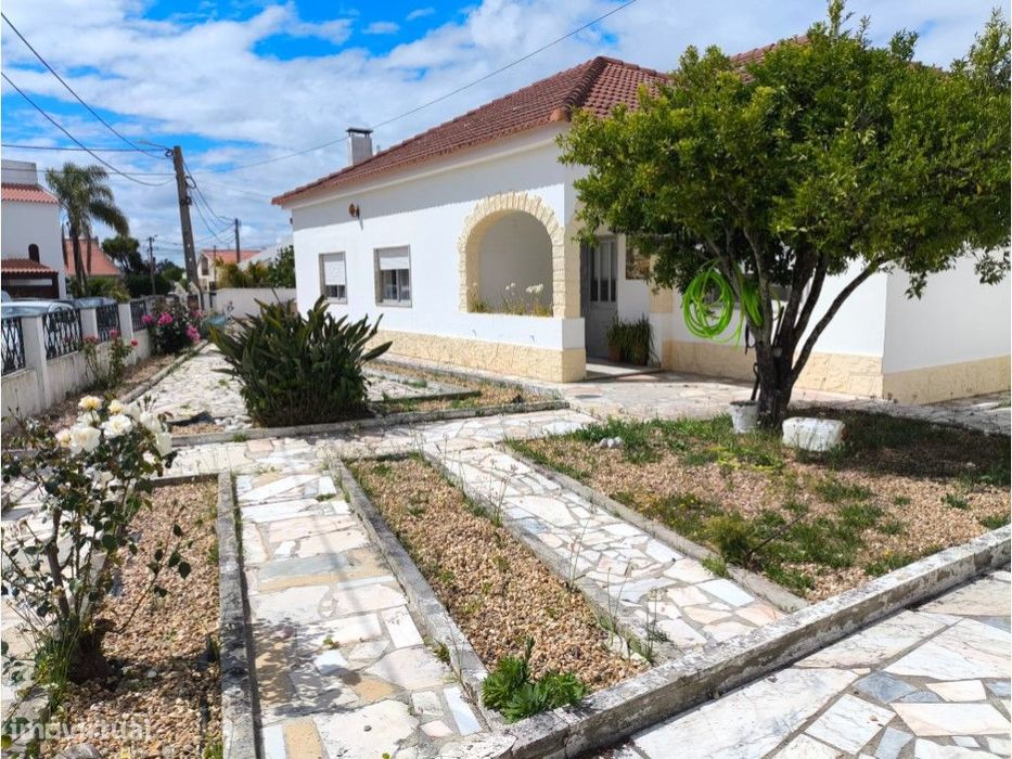 Moradia T3 + Anexo T2 com Entradas Independentes - Grândola