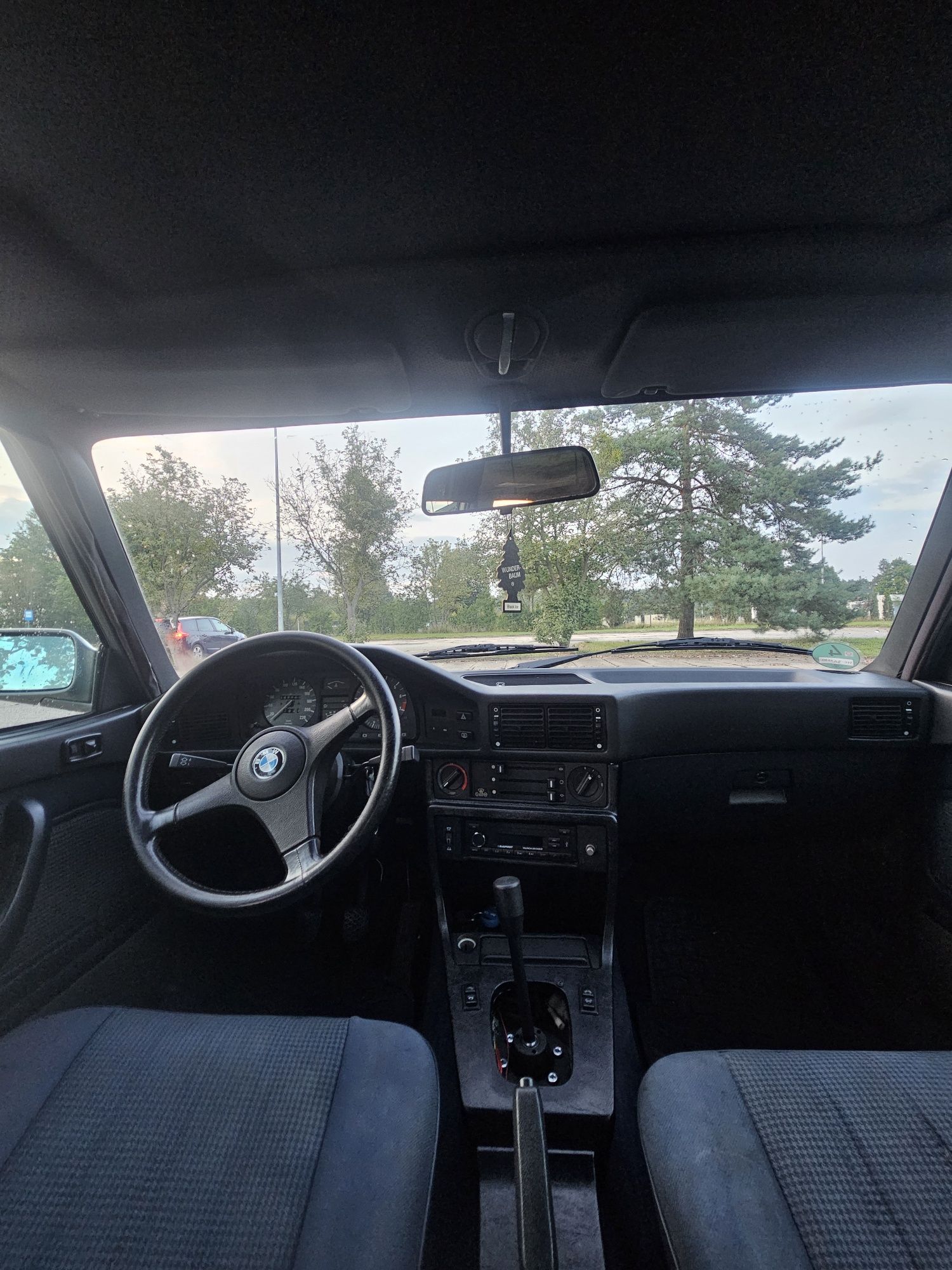 BMW E28 520i z silnikiem 2.8 – klasyka z duszą i pazurem