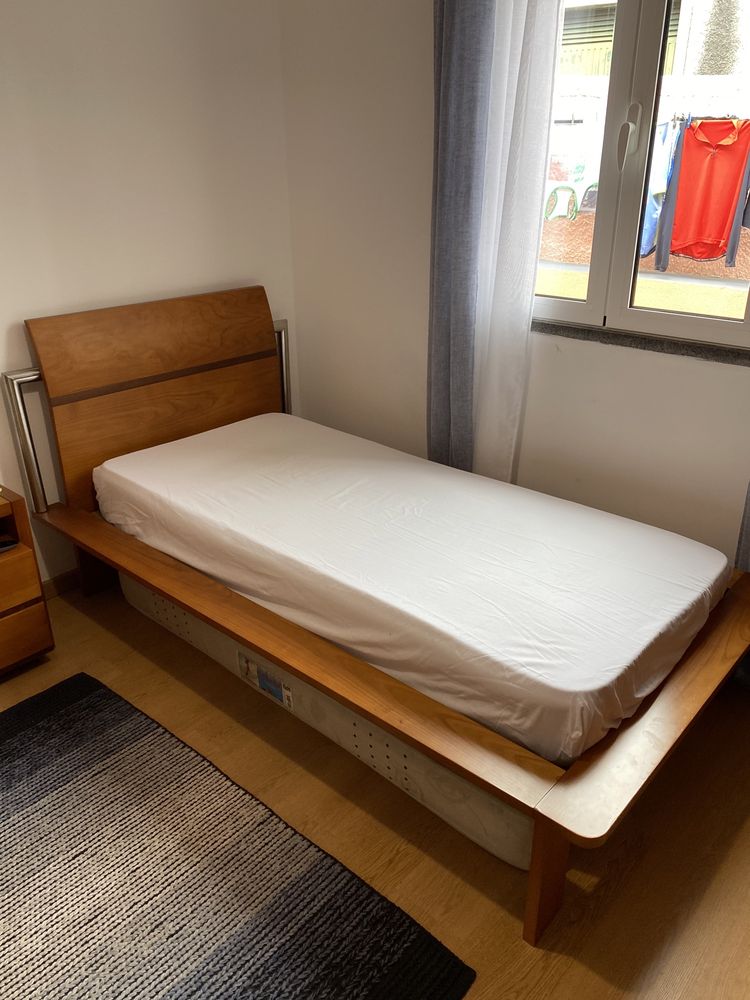 Cama solteiro em excelente estado