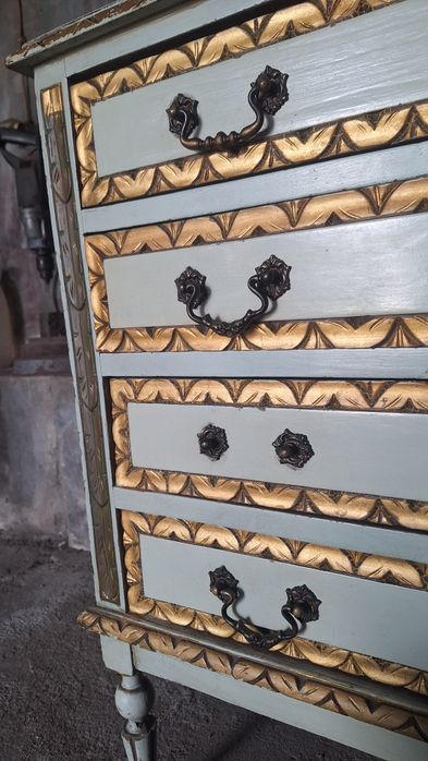 Cómoda Anos 80. Precisa restauro.  1 perna quebrada.