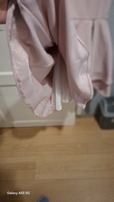 Różowa sukienka off-shoulder – elegancka, falbany – rozmiar m