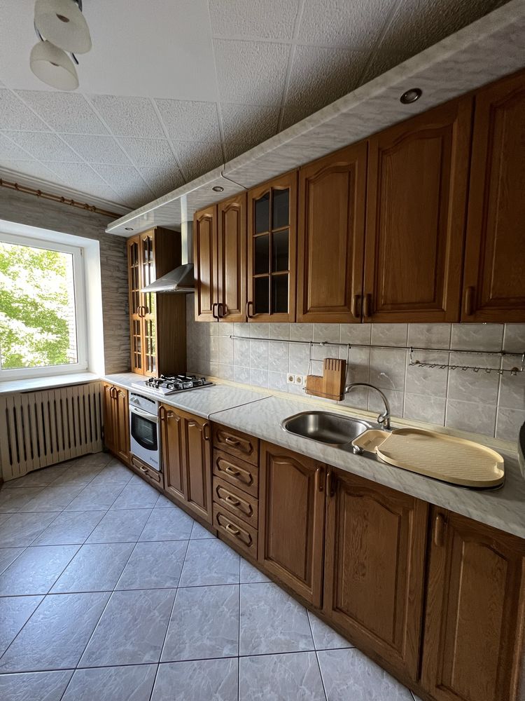 Продам 5 кімнатну квартиру,Варшавський ринок вул.Кравчука
