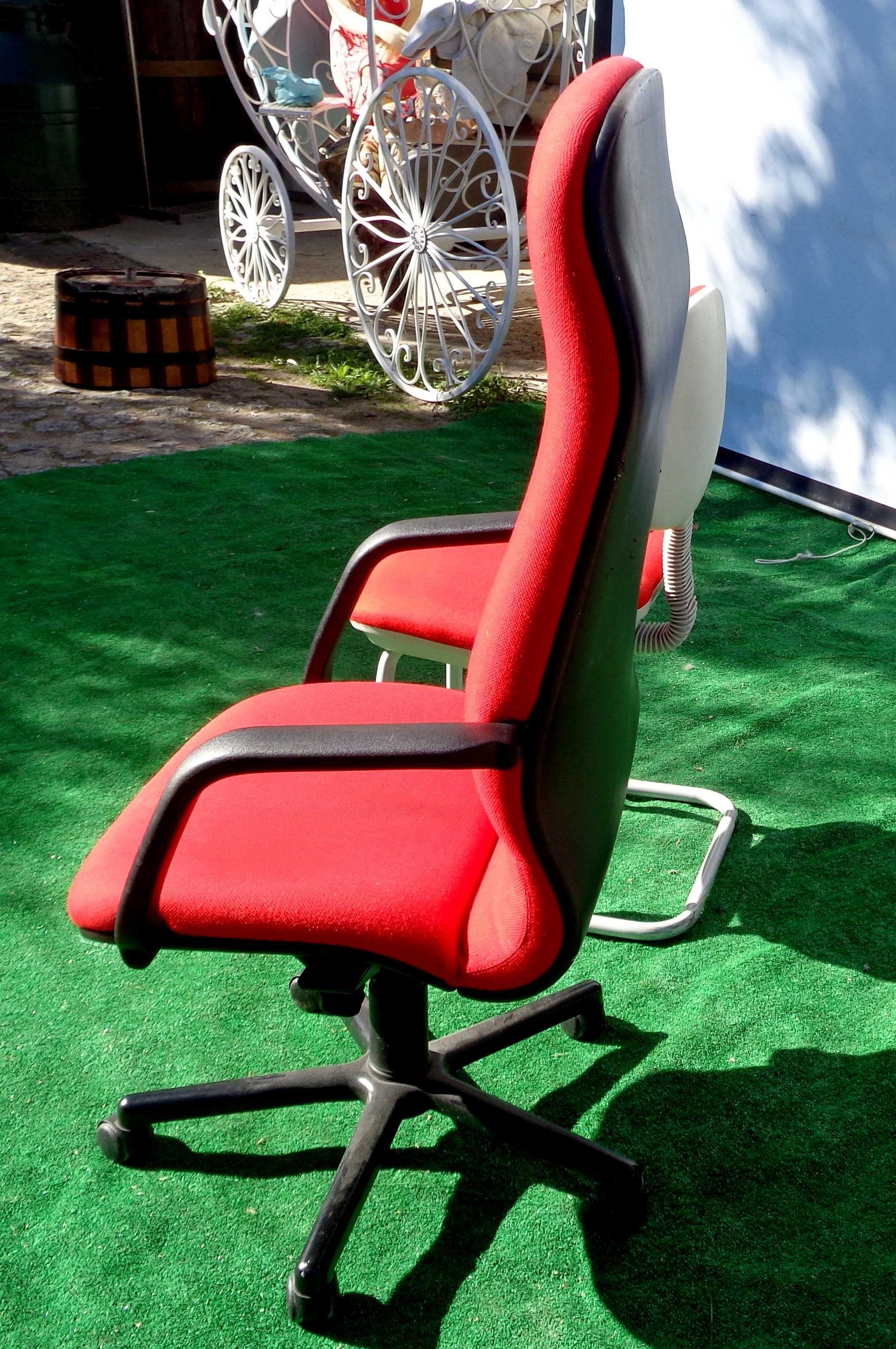 Cadeiras estofadas a vermelho