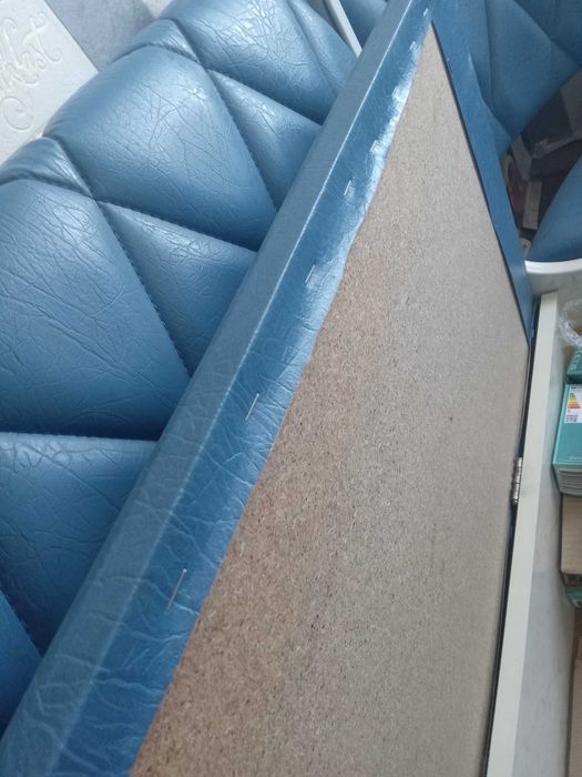 Продаю мягкий уголок на кухню, стол, два пуфика.