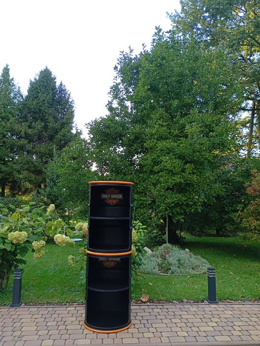 Regał, półka z metalowych beczek.