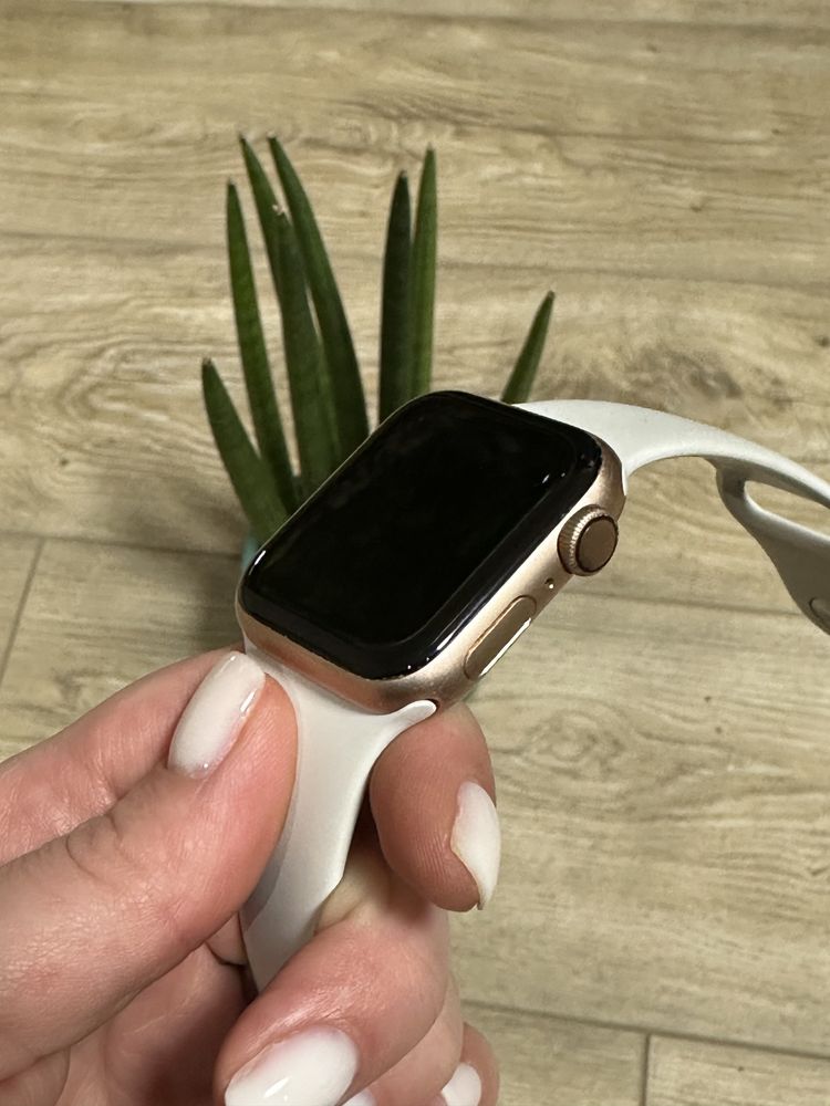 Apple Watch Series 4 44 mm Gold батарея 96%