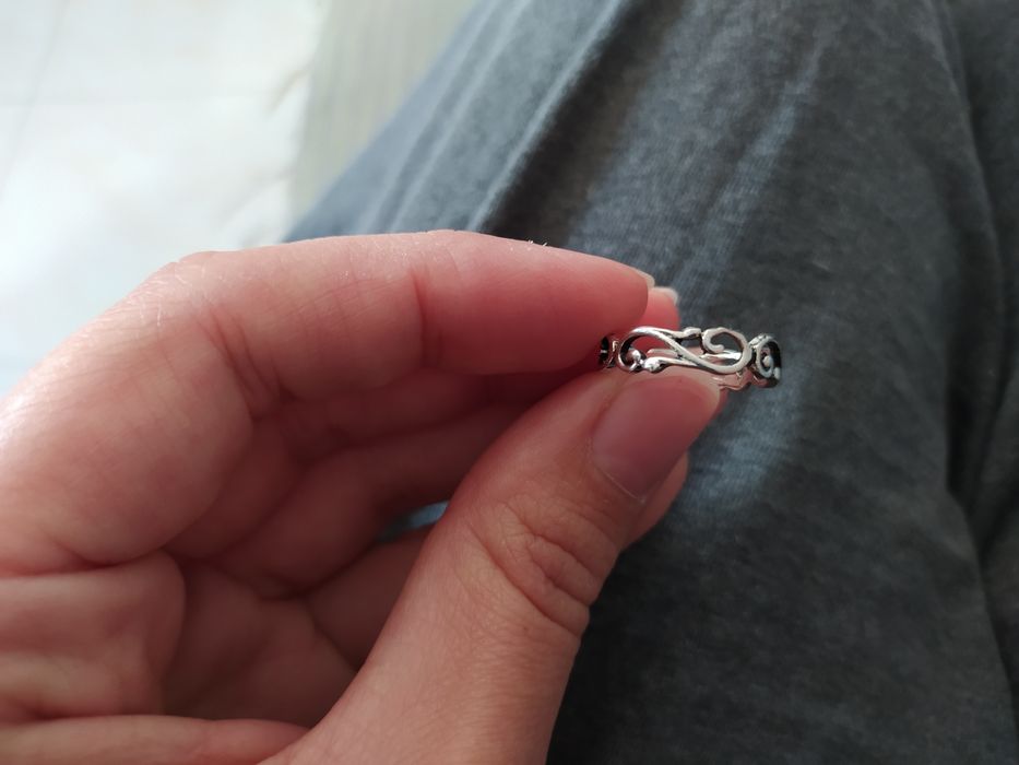 Anel prateado rendilhado NOVO