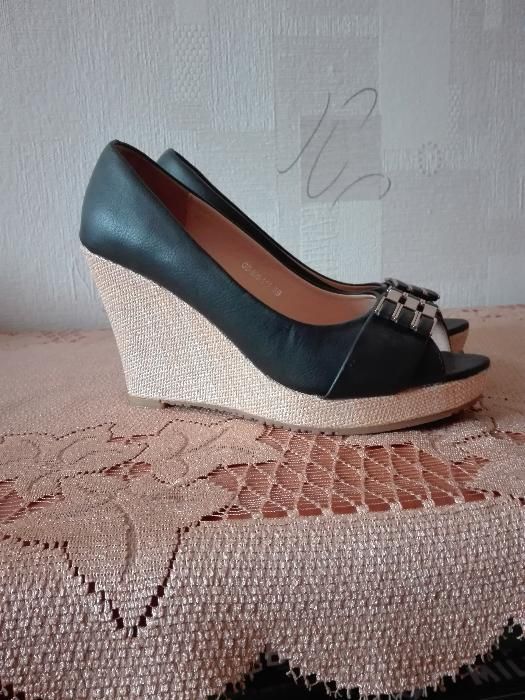 Buty na koturnie - Venezzi - rozm. 39