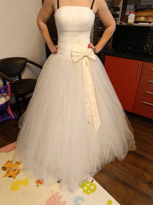 Весільння сукня з підюбником