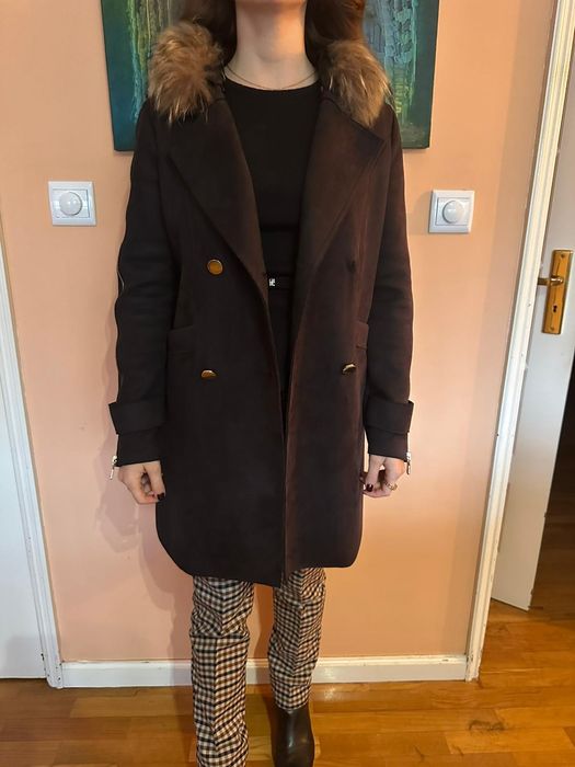 Casaco preto comprido, gola de pêlo.