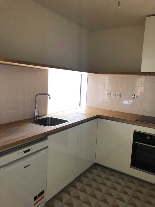 Aluga-se apartamento T2 moderno com lugar de garagem e arrumos