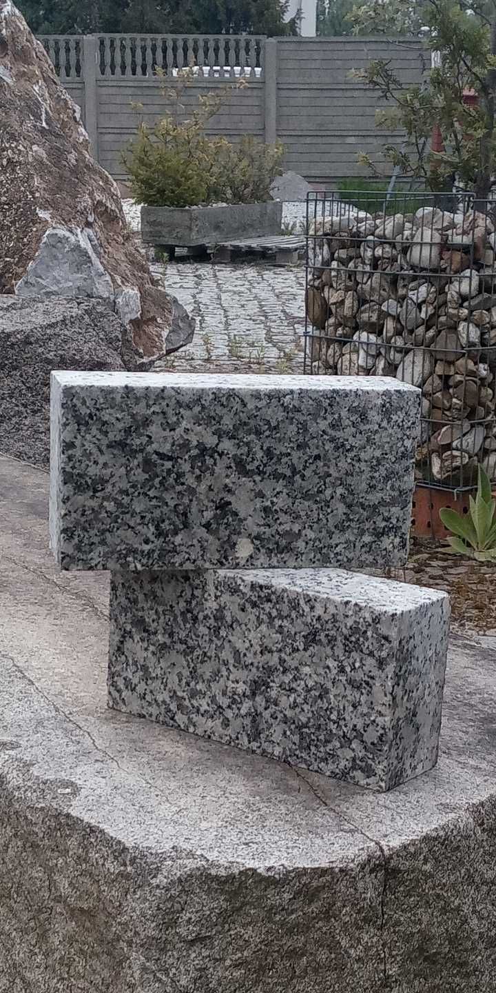 Kostka granitowa cięta płomieniowana