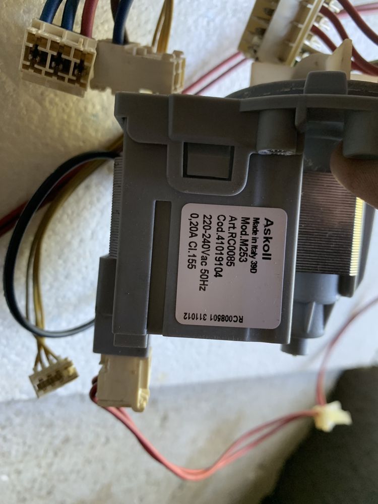Części z pralki hoover model na zdjęciu