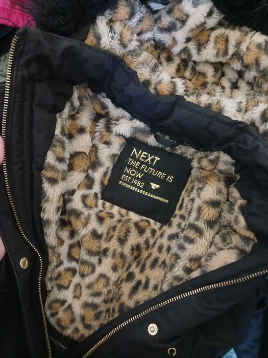 Дитяча парка на дівчинку