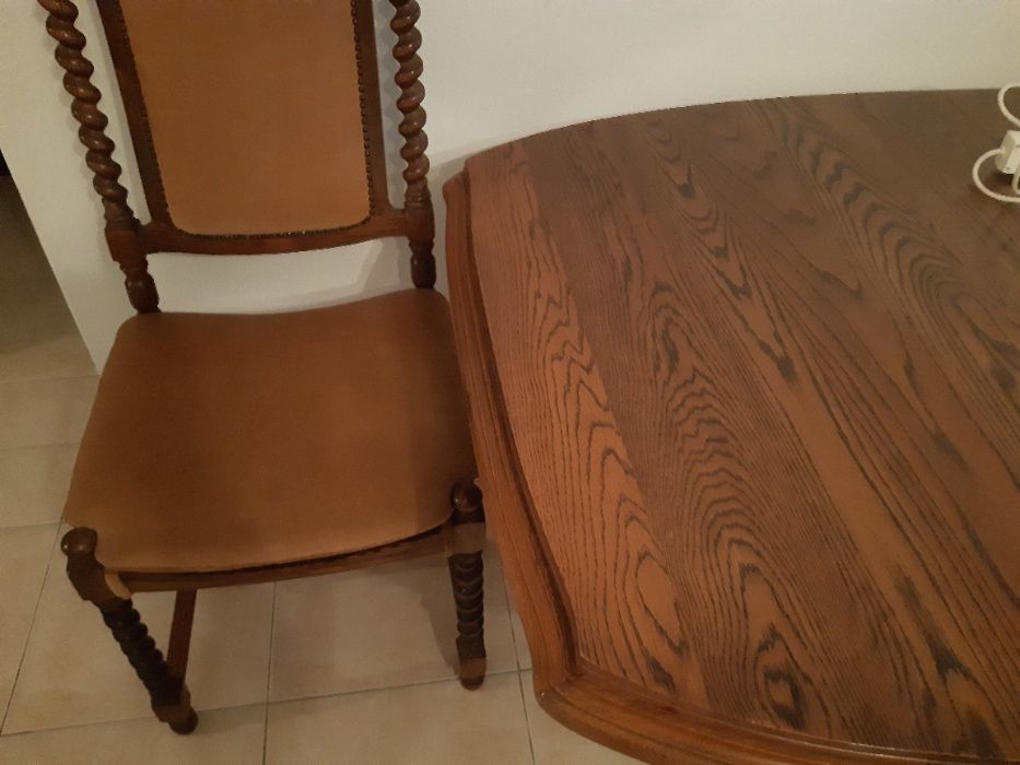 Mesa de jantar e cadeiras