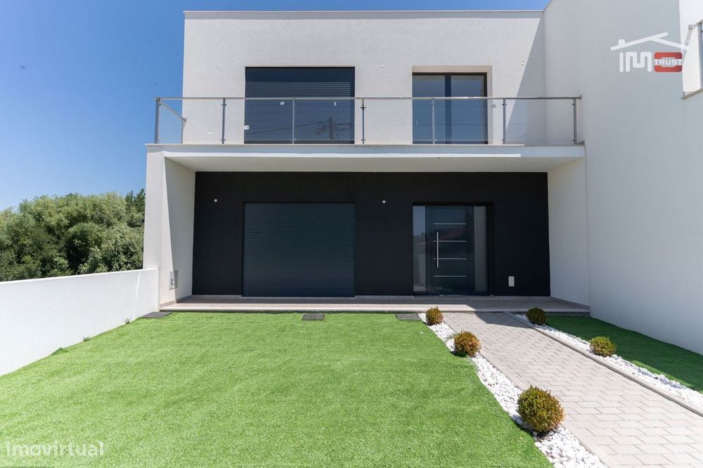 Moradia T3 Geminada inserida num área de terreno com 3861 m2 em Our...