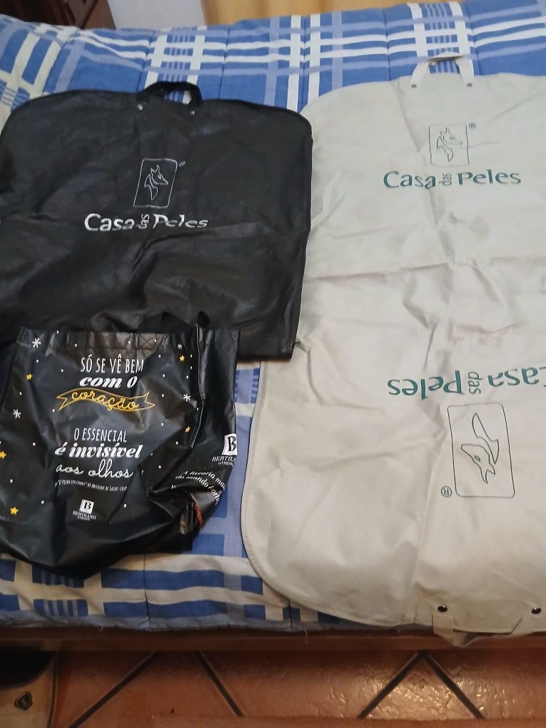 2 Sacos Porta-Fatos da Casa das Peles, com Oferta de outro Saco