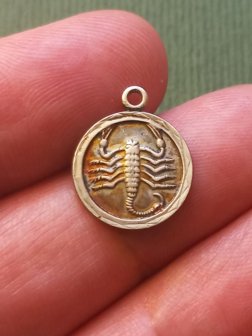 Srebrna zawieszka ( przywieszka) - znak zodiaku - skorpion