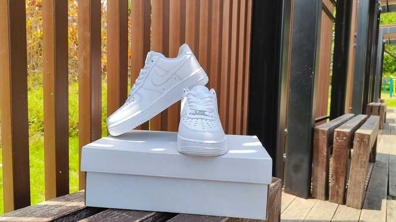 Nowy i oryginalny Nike Air Force 1 Low '07 White EU36