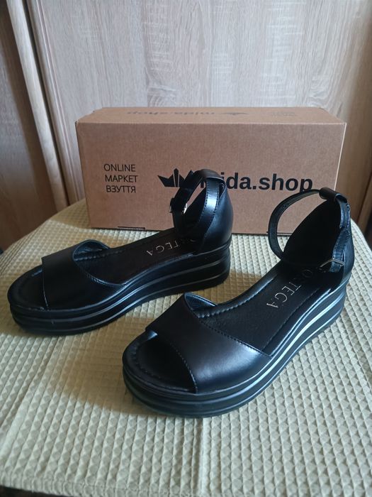 Нові шкіряні босоніжки 37р.